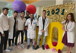 Поздравления группы студентов со 100-летием Национального фармацевтического университета
