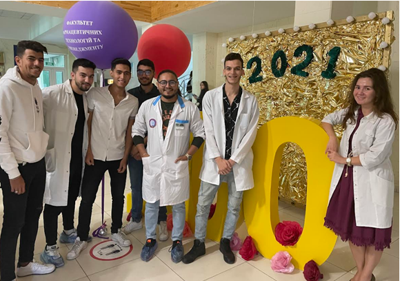 Привітання групи студентів зі 100-річчям Національного фармацевтичного університету