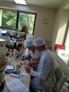 Відпрацювання практичних навичок здобувачами 3-4 курсів з освітньої компоненти Технологія ліків аптечного виробництва в аптеці "Леда" 05.09.23
